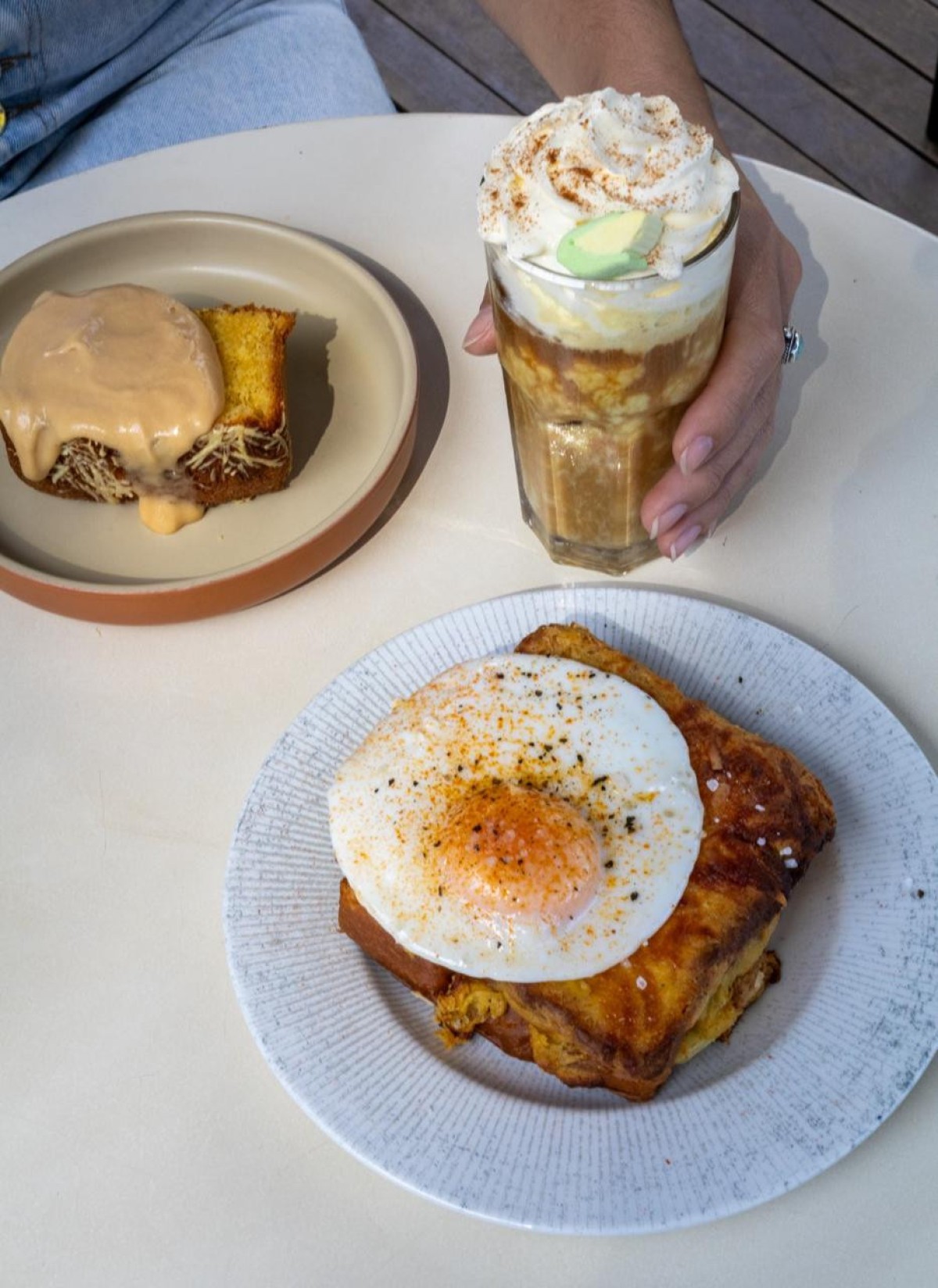 Bolo de fubá com ganache de doce de leite, cappuccino de milho gelado e croque madame caipira