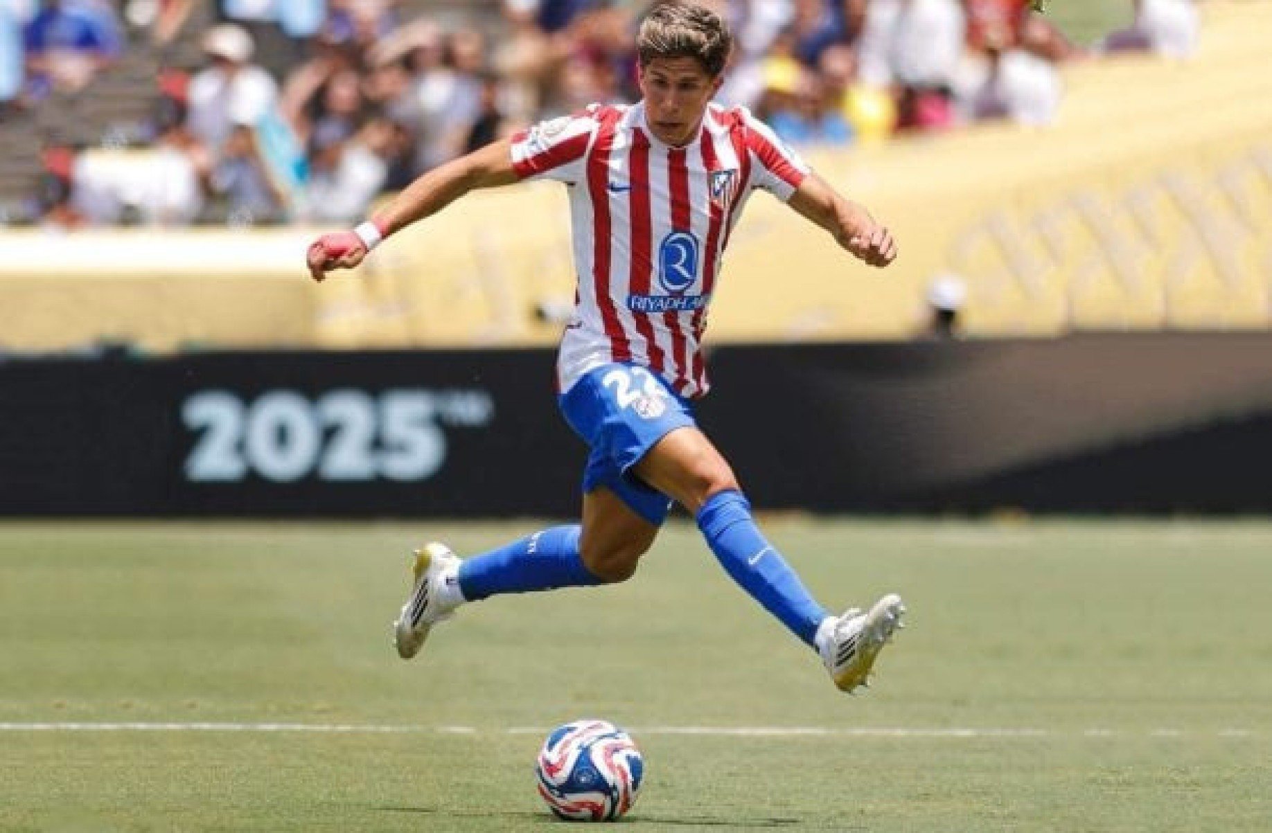 Giuliano Simeone critica arbitragem em duelo com o Botafogo: ‘Nunca vi algo igual’