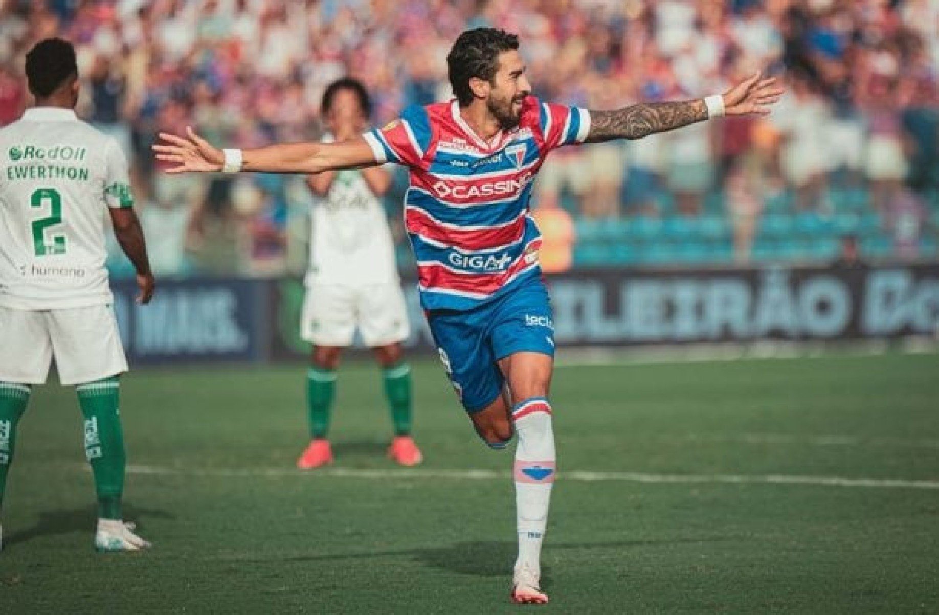 Jogador do Fortaleza e influenciador aparecem em investigação no Corinthians