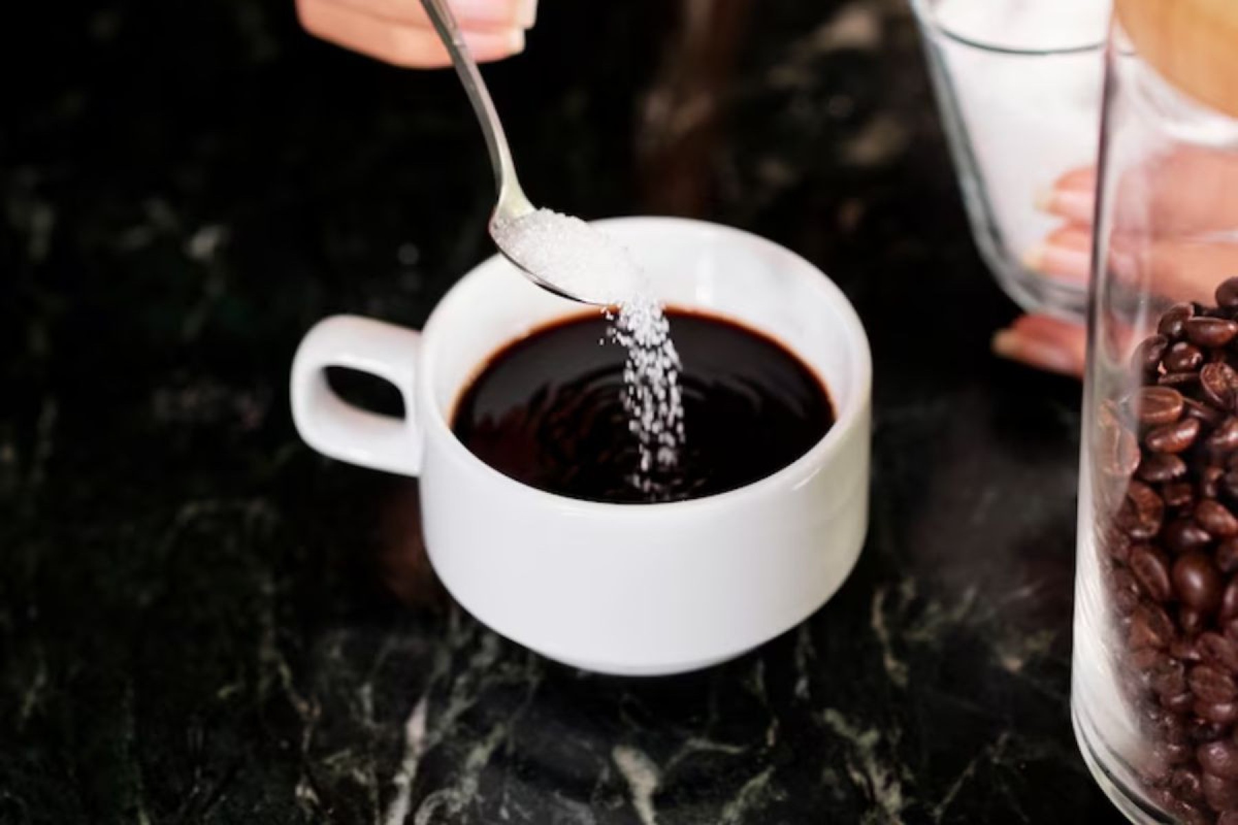 Tendência de adicionar sal ao café ganha espaço entre amantes da bebida e curiosos por novos sabores.