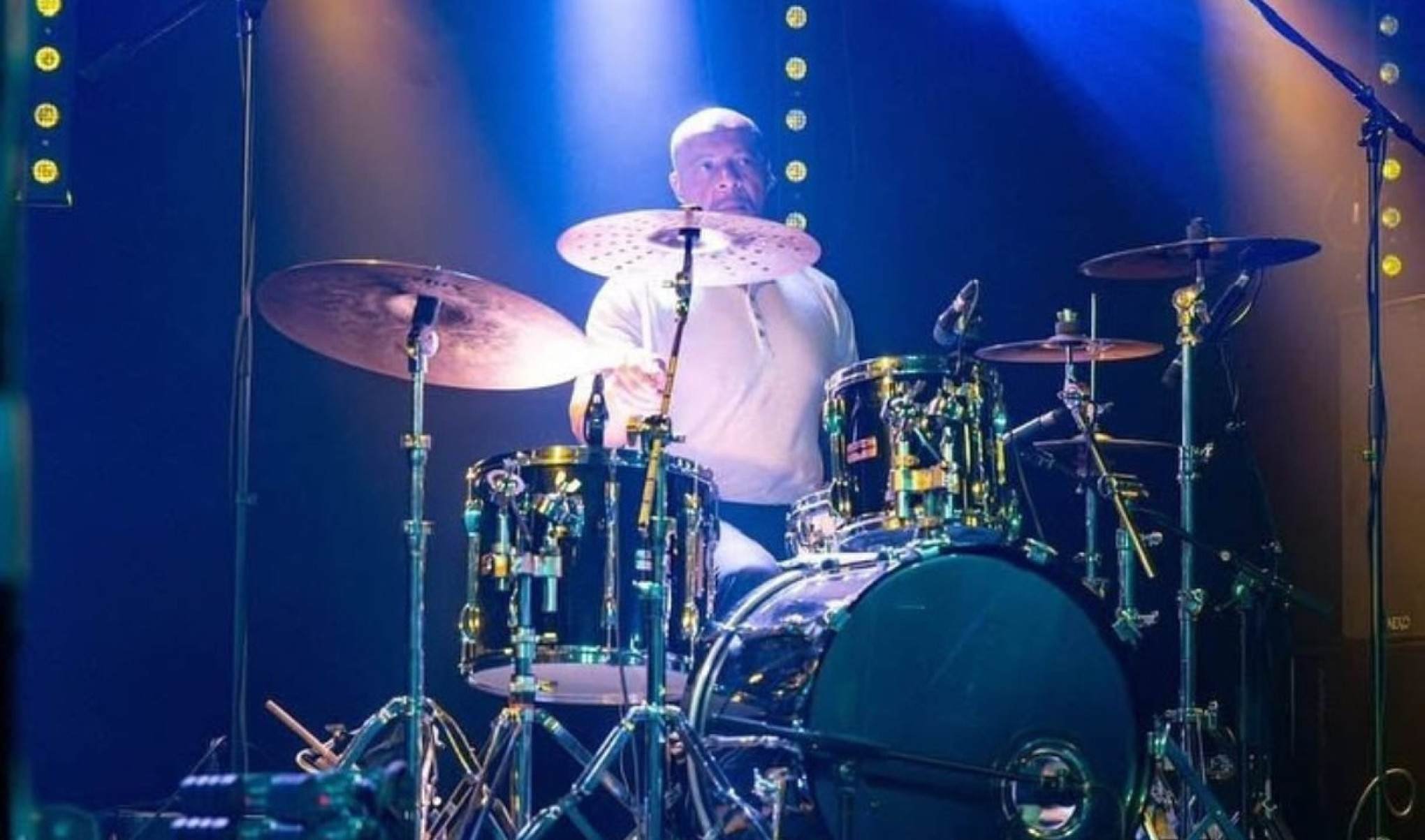 Baterista sofre ataque cardíaco no palco durante show em festival