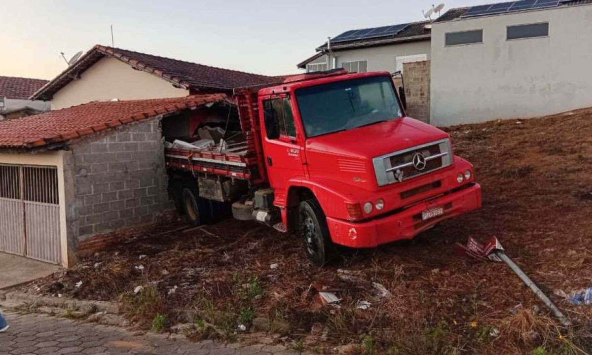 Caminhão desgovernado invade casa em Cachoeira de Minas; mulher fica ferida -  (crédito: Imagem cedida pelo Vale Independente ao Terra do Mandu.)
