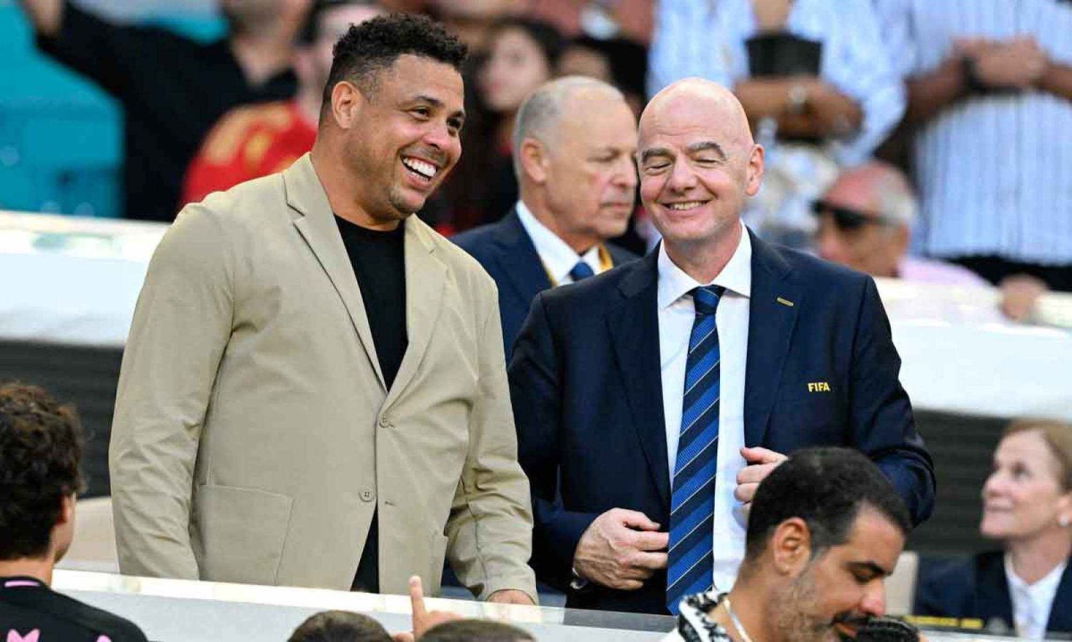 Ronaldo Nazário acompanha jogo da Copa do Mundo de Clubes, no Hard Rock Stadium, em Miami, ao lado do presidente da Fifa, Gianni Infantino - (crédito: HANDAN KHANNA / AFP) Ronaldo Nazário acompanha jogo da Copa do Mundo de Clubes, no Hard Rock Stadium, em Miami, ao lado do presidente da Fifa, Gianni Infantino - (crédito: HANDAN KHANNA / AFP)