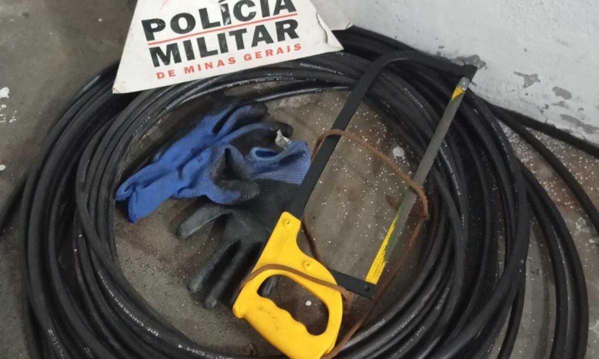 Durante a abordagem, foi encontrado com o suspeito um arco de serra com a lâmina presa ao corpo por uma corda e uma quantidade de fios entre 15 e 20 metros -  (crédito: Divulgação PMMG)