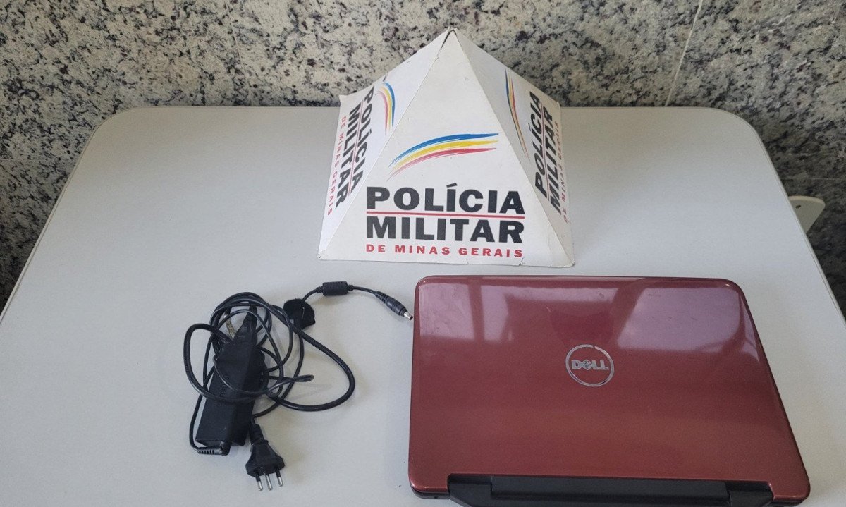 As câmeras flagraram o suspeito usando bermuda jeans, camisa branca e tênis preto, caminhando tranquilamente com o notebook após o furto -  (crédito: PMMG/ Divulgação)