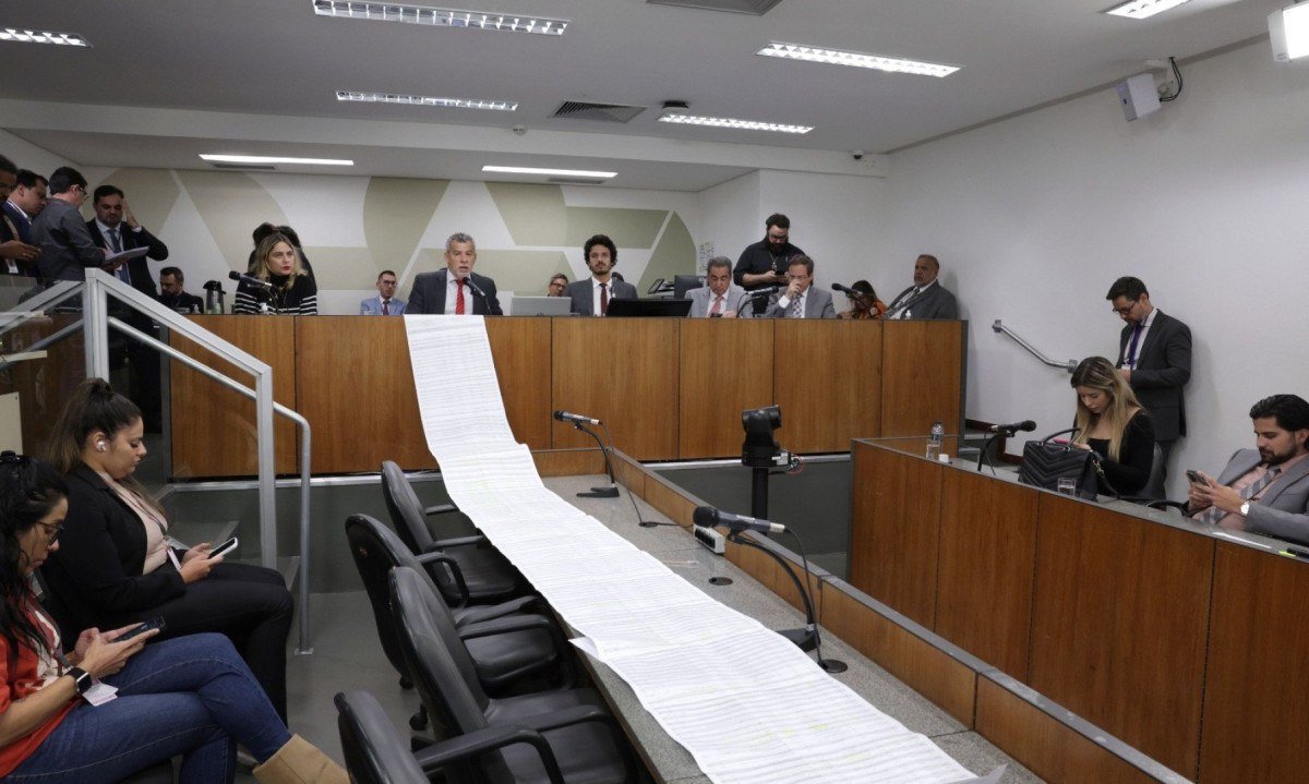 Deputados discutiram o fim do referendo durante duas horas e meia -  (crédito: Daniel Protzner/ALMG)