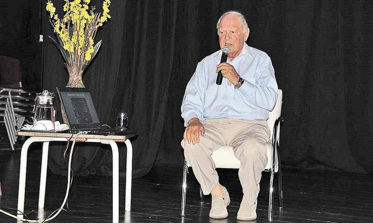 Henry Katina durante palestra sobre o Holocausto para alunos do Colégio Loyola, em Belo Horizonte, em setembro de 2016 - (crédito: Portal Jesuítas do Brasil/reprodução) Henry Katina durante palestra sobre o Holocausto para alunos do Colégio Loyola, em Belo Horizonte, em setembro de 2016 - (crédito: Portal Jesuítas do Brasil/reprodução)