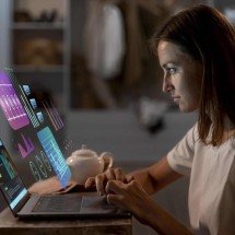 IA redesenha funções e requalifica tecnologia, diz estudo - DINO