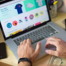 Produtos temáticos ampliam presença de marcas no e-commerce - DINO
