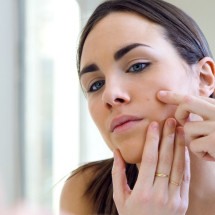 Se espremidas ou cutucadas, espinhas internas podem deixar manchas - Lifestock/Freepik