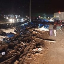 Tombamento de carreta com cerveja fere motorista e bloqueia BR-381 - Reprodução/Redes sociais