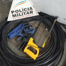 BH: homem é flagrado em cima do poste furtando fios na Savassi - Divulgação PMMG