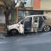 Vídeo: carro pega fogo no Bairro Cruzeiro, Região Centro-Sul de BH  - Corpo de Bombeiros Militar de Minas Gerais