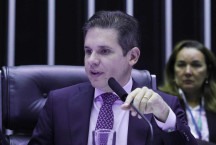 Hugo Motta imp&#245;e derrota ao governo e aprova derrubada do aumento do IOF