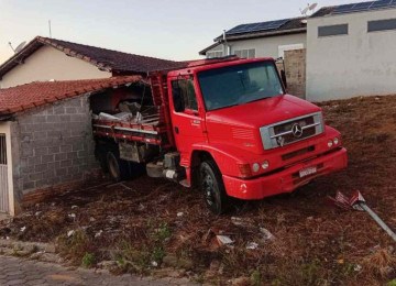 Caminhão desgovernado invade casa em Cachoeira de Minas; mulher fica ferida -  (crédito: Imagem cedida pelo Vale Independente ao Terra do Mandu.)