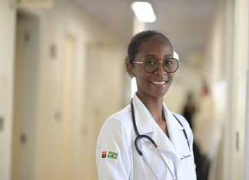 Uma das médicas é Evandra Sapunete, que realiza intercâmbio no Centro de Saúde Lajedo -  (crédito: Leandro Couri/EM/D.A Press)