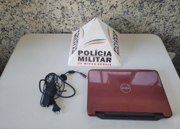 As câmeras flagraram o suspeito usando bermuda jeans, camisa branca e tênis preto, caminhando tranquilamente com o notebook após o furto -  (crédito: PMMG/ Divulgação)