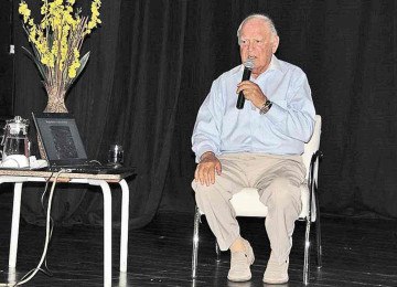 Henry Katina durante palestra sobre o Holocausto para alunos do Colégio Loyola, em Belo Horizonte, em setembro de 2016 -  (crédito: Portal Jesuítas do Brasil/reprodução)