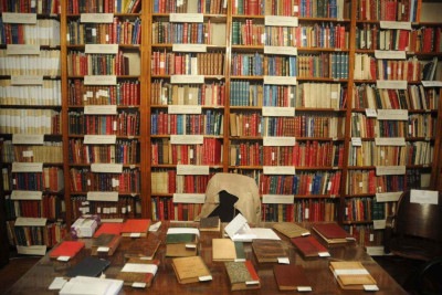 Livros pertencentes ao escritor Eduardo Frieiro (1889-1982) estão guardados no segundo andar do casarão da Academia Mineira de Letras, na Rua da Bahia -  (crédito: Alexandre Guzanshe/EM/D.A Press)