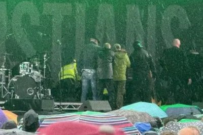 O baterista e percussionista Lionel Duke,  da banda The Christians, sofreu um enfarte durante uma apresentação em Liverpool, na Inglaterra. Foi no dia 22/6 e ele teve que ser reanimado quatro vezes no palco, antes de ser levado para o hospital, onde ficou em coma induzido.  -  (crédito: Reprodução redes sociais )
