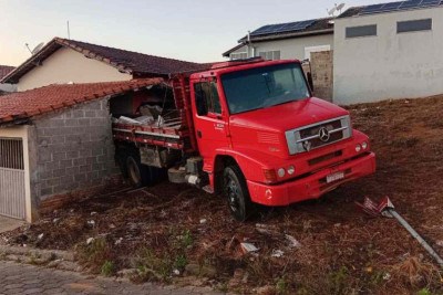 Caminhão desgovernado invade casa em Cachoeira de Minas; mulher fica ferida -  (crédito: Imagem cedida pelo Vale Independente ao Terra do Mandu.)