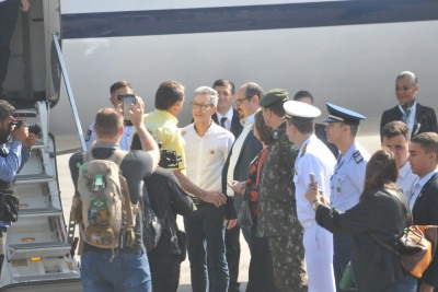  Jair Bolsonaro cumprimenta Simões durante desembarque em BH durante a campanha presidencial de 2022 -  (crédito: Gladyston Rodrigues/EM/DA. Press)