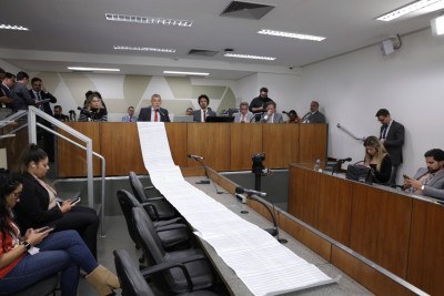 Deputados discutiram o fim do referendo durante duas horas e meia -  (crédito: Daniel Protzner/ALMG)