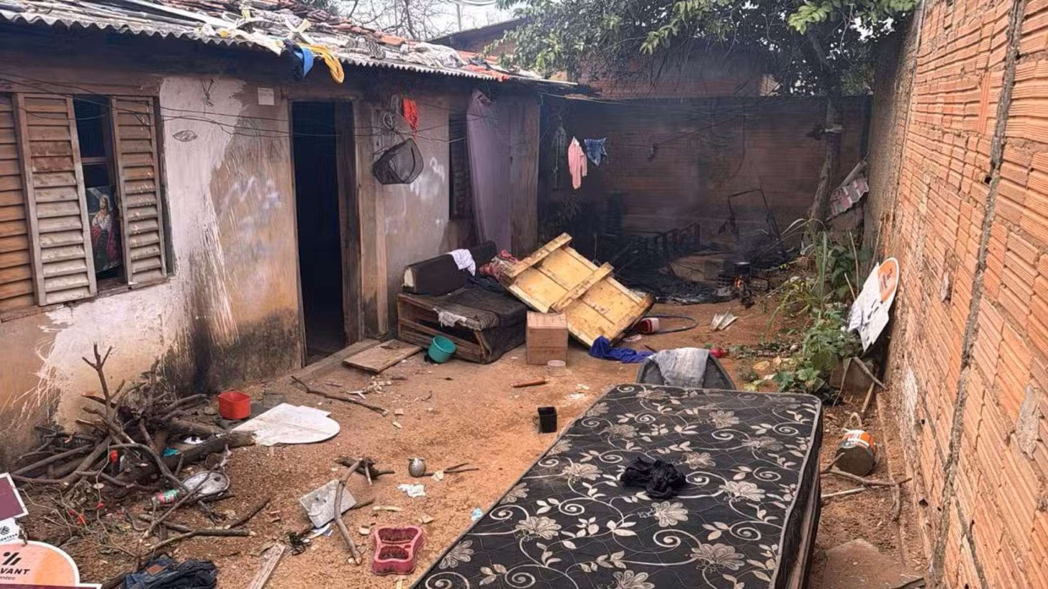 Sem dinheiro para comprar gás, mulher improvisa fogão e causa incêndio -  (crédito: DivulgaÃ§Ã£o/CBMG)