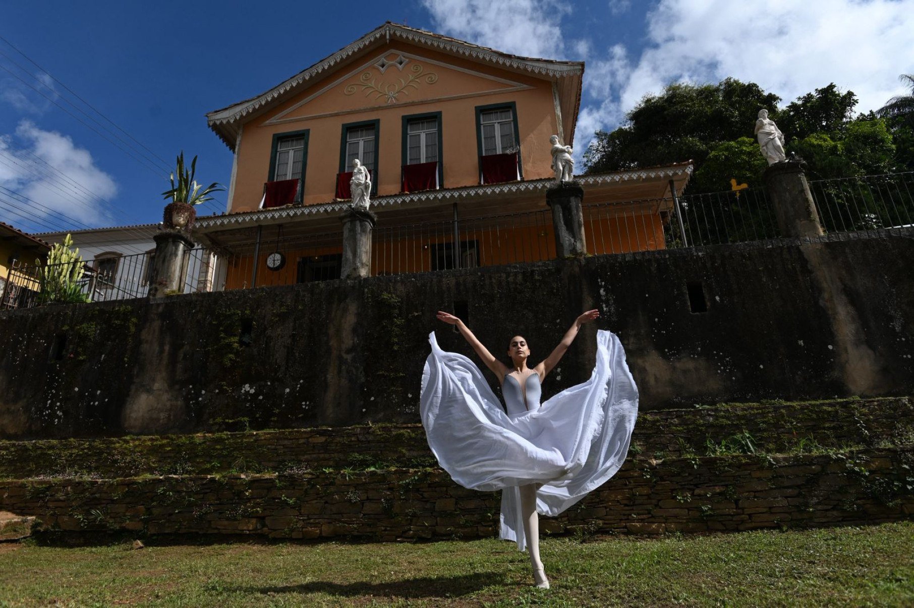 Bailaria Sara Paiva em frente à Casa de Santos Dumont, que pertencia à família do pai de aviação, em Ouro Preto