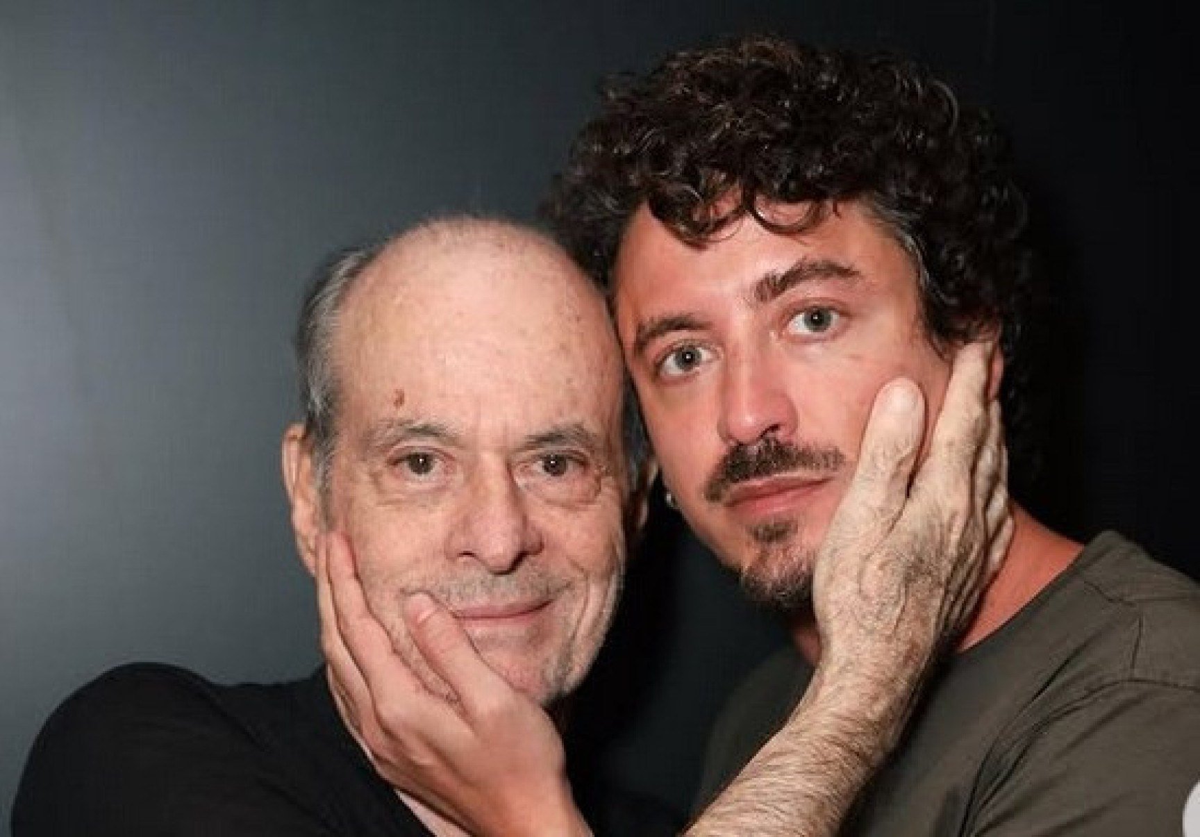 Ney Matogrosso e Jesuíta Barbosa, abraçados, olham para a câmera