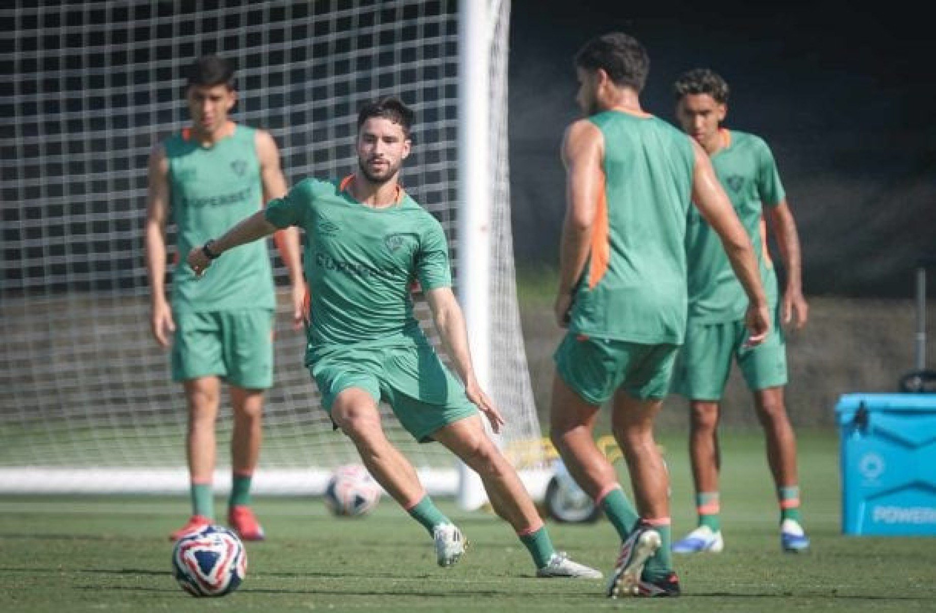 Renato deve repetir espinha dorsal da estreia, mas tem dúvida no ataque do Fluminense