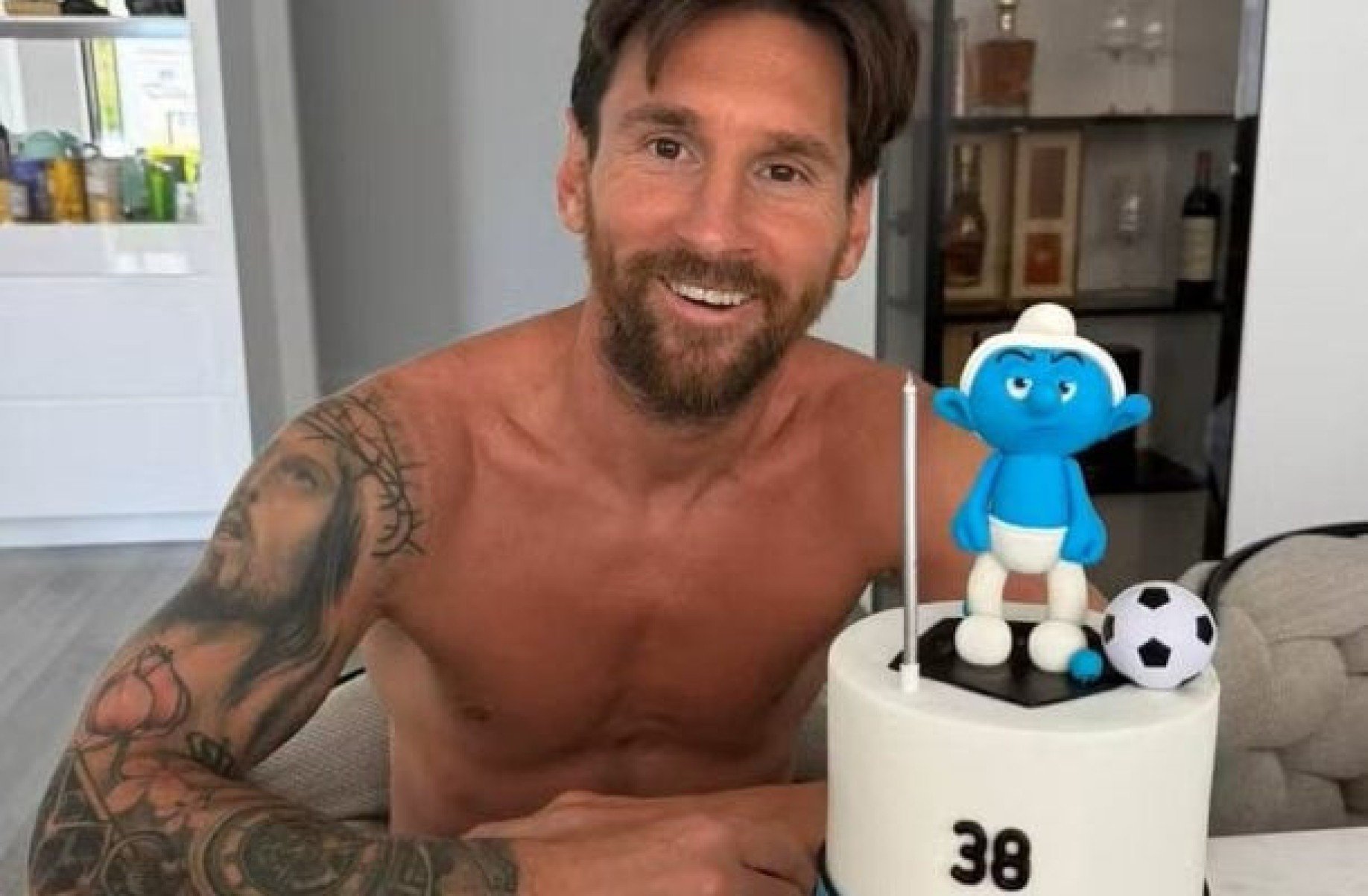 Smurfel Messi? Astro ganha bolo dos Smurfs em ‘aniversário ranzinza’ de 38 anos