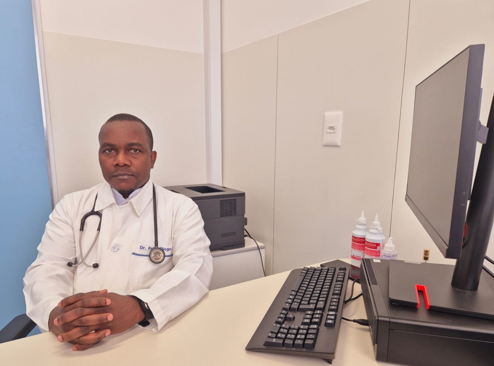 Na foto, o médico Félix Diogo