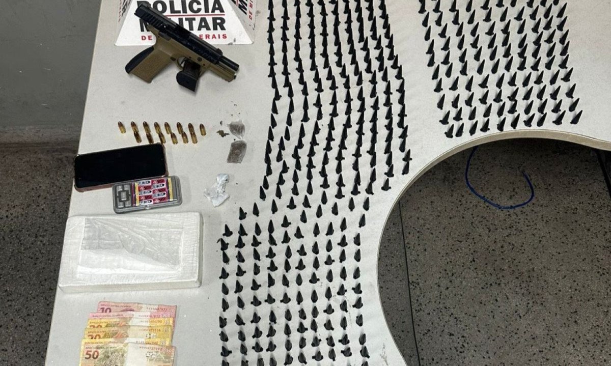 O menor infrator, de 17 anos, jÃ¡ tinha passagem pela polÃ­cia por trÃ¡fico de drogas -  (crédito: PolÃ­cia Militar (PMMG) / DivulgaÃ§Ã£o)