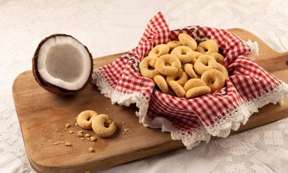 Produtos artesanais e ingredientes tradicionais, como queijos locais, farinhas de moinho e embutidos caseiros, são bem-vindos