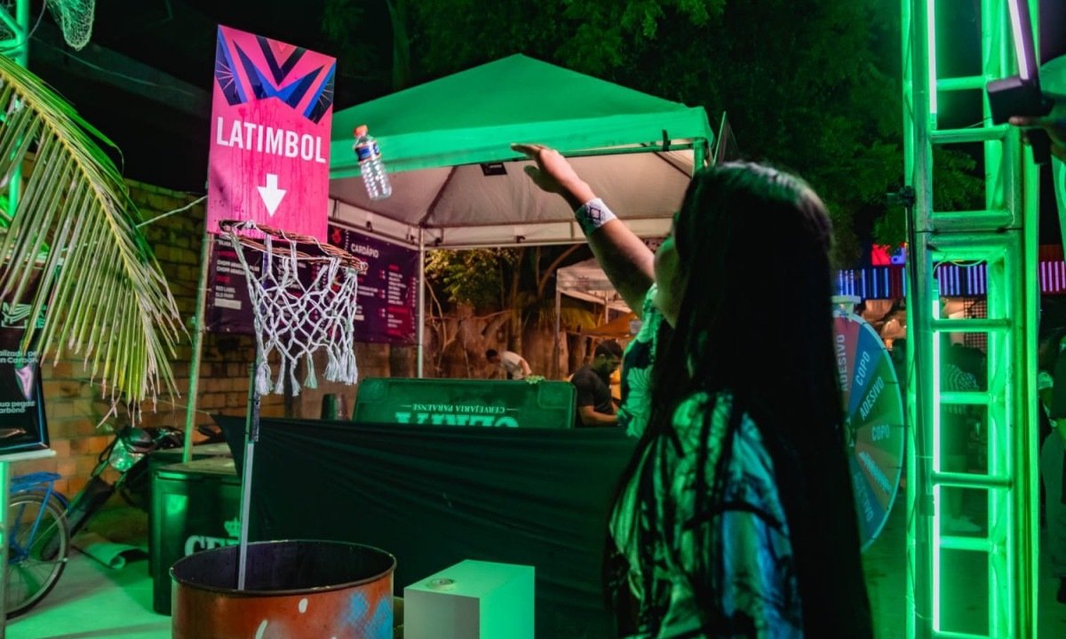 'Latimbol' no Festival Se Rasgum: cesta de basquete colocada sobre o lixo para incentivar o descarte correto durante o evento