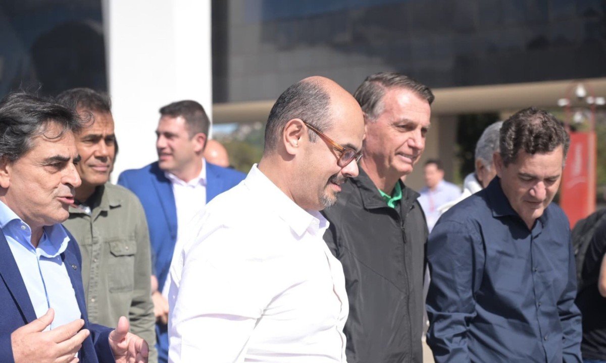 Bolsonaro sendo recepcionado pelo vice-governador Mateus Simões na Cidade Administrativa -  (crédito: Leandro Couri/EM/D.A Press)