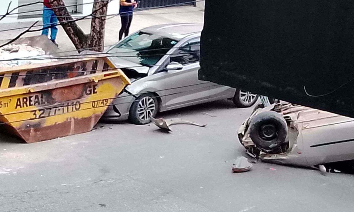 Motorista embriagado capota carro após bater em veículo estacionado -  (crédito: Divulgação)