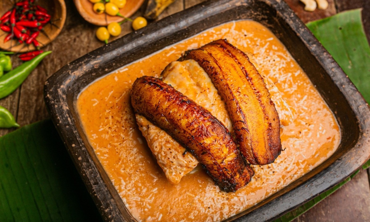 Boto Cor de Rosa (filé de peixe grelhado e banana da terra ao molho tomate fresco com queijo gratinado acompanhado de arroz e farofa)