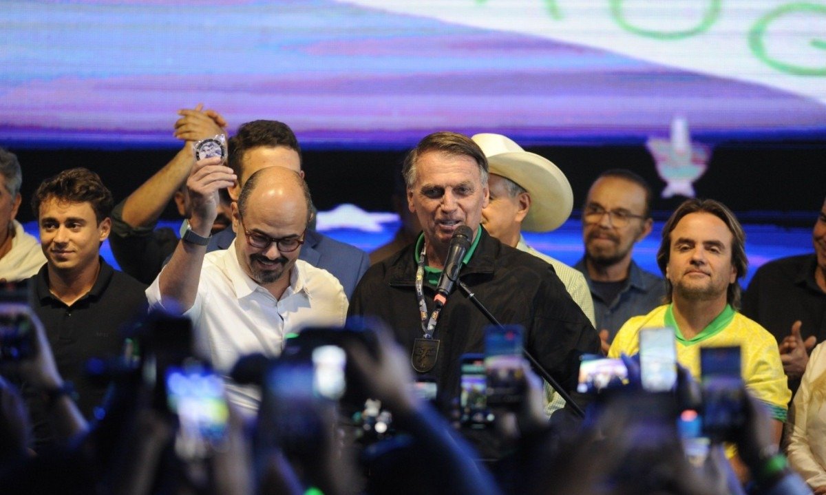 O ex-presidente Jair Bolsonaro entregou a medalha, premiação não oficial, ao vice-governador Mateus Simões por ser 'imbrochável, incomível e imorrível' -  (crédito: Alexandre Guzanshe/EM/D.A Press)