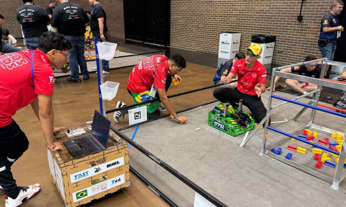 Os brasileiros chamaram atenção dos juízes ao apresentar a construção com materiais diferentes, que proporcionam um robô praticamente inquebrável e com um custo de produção dez vezes menor