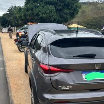 Mulher é presa em rodovia de MG com carro clonado e roubado no Rio - PMRv