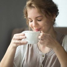 Chá natural reduz efeitos gastrointestinais de canetas emagrecedoras  - Freepik