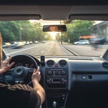 Apps e plataformas digitais mudam o jeito de viajar entre cidades no Brasil - Freepik