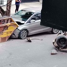 MG: motorista embriagado capota carro após bater em veículo estacionado - Divulgação
