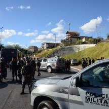 BH: homem armado tenta roubar passageiros de ônibus e é baleado pela PM - T&uacute;lio Santos/EM/D.A.Press. Brasil. Belo Horizonte - MG