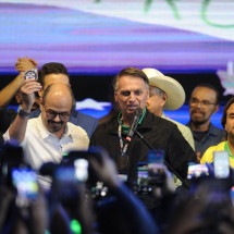 Em discurso, Bolsonaro erra cidade da facada e entrega medalha a Simões