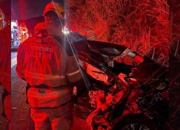 Duas das vítimas ficaram presas às ferragens e foram socorridas pelos bombeiros -  (crédito: Divulgação/Corpo de Bombeiros)