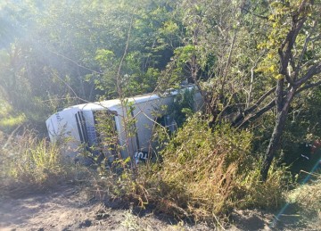Ônibus capota na BR-365, próximo a Três Marias (MG), na manhã desta quinta-feira (26/6) -  (crédito: CBMMG/Divulgação)