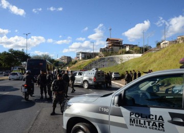A ocorrência está em andamento e agentes da Rotam, da Polícia Militar de Minas Gerais seguem no local -  (crédito: Túlio Santos/EM/D.A.Press. Brasil. Belo Horizonte - MG)